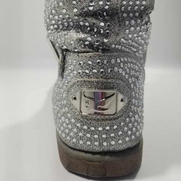 Bringing the bling! Shiekh knee length fur-lined boots and True Religion tee. - Picture 14 of 16